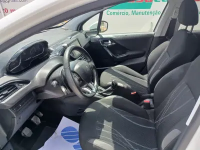 Peugeot 208 2014 - 7350 EUR, 85491 km - AUTO.MOTO.pt - 85491km - foto 16 de 25