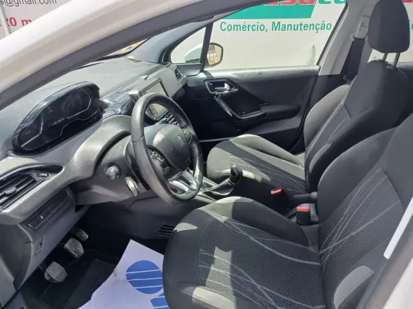 Peugeot 208 2014 - 7350 EUR, 85491 km - AUTO.MOTO.pt - 85491km - foto 16 de 25