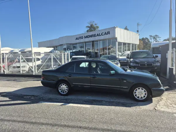 Mercedes-Benz E 220 1997 - 3900 EUR, 500000 km - AUTO.MOTO.pt - 500000km - foto 2 de 28