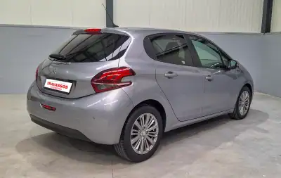 Peugeot 208 2019 - 13300 EUR, 120752 km - AUTO.MOTO.pt - 120752km - foto 2 de 8