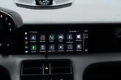 Porsche Taycan 2024 - 84950 EUR, 8000 km - AUTO.MOTO.pt - 8000km - foto 37 de 58