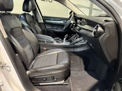 Alfa Romeo Stelvio 2017 - 22900 EUR, 215900 km - AUTO.MOTO.pt - 215900km - foto 32 de 60