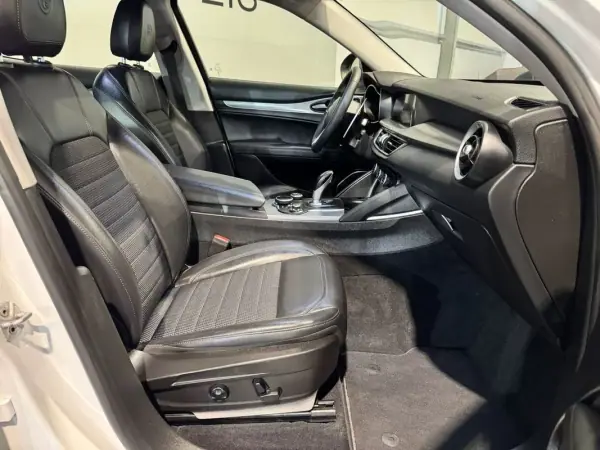 Alfa Romeo Stelvio 2017 - 22900 EUR, 215900 km - AUTO.MOTO.pt - 215900km - foto 32 de 60