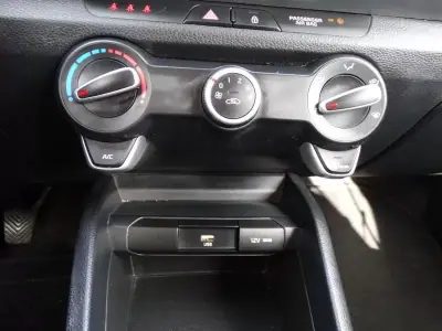 Kia Stonic 2021 - 13500 EUR, 59472 km - AUTO.MOTO.pt - 59472km - foto 10 de 25