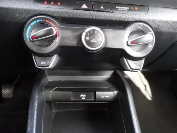 Kia Stonic 2021 - 13500 EUR, 59472 km - AUTO.MOTO.pt - 59472km - foto 10 de 25