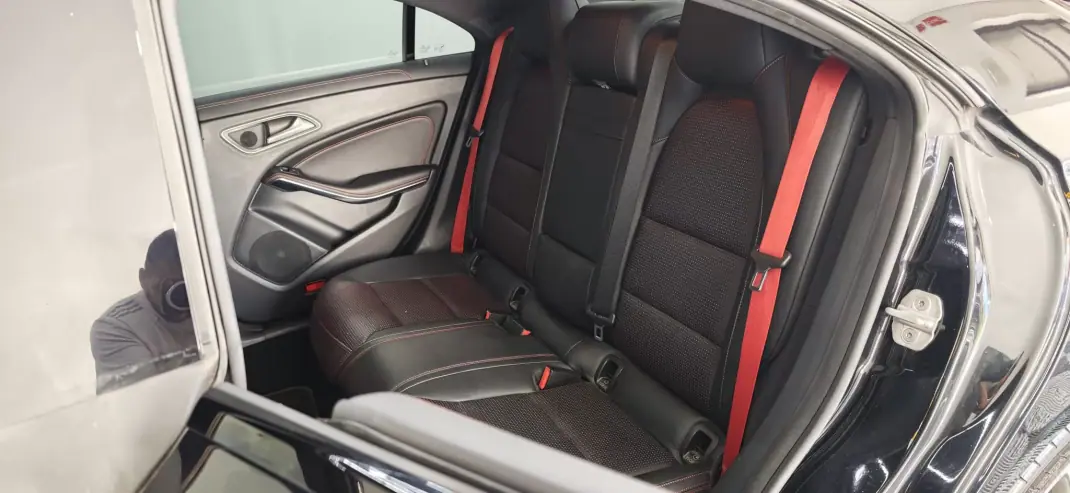 Mercedes-Benz CLA 45 AMG 2014 - 29990 EUR, 169000 km - AUTO.MOTO.pt - 169000km - foto 32 de 43