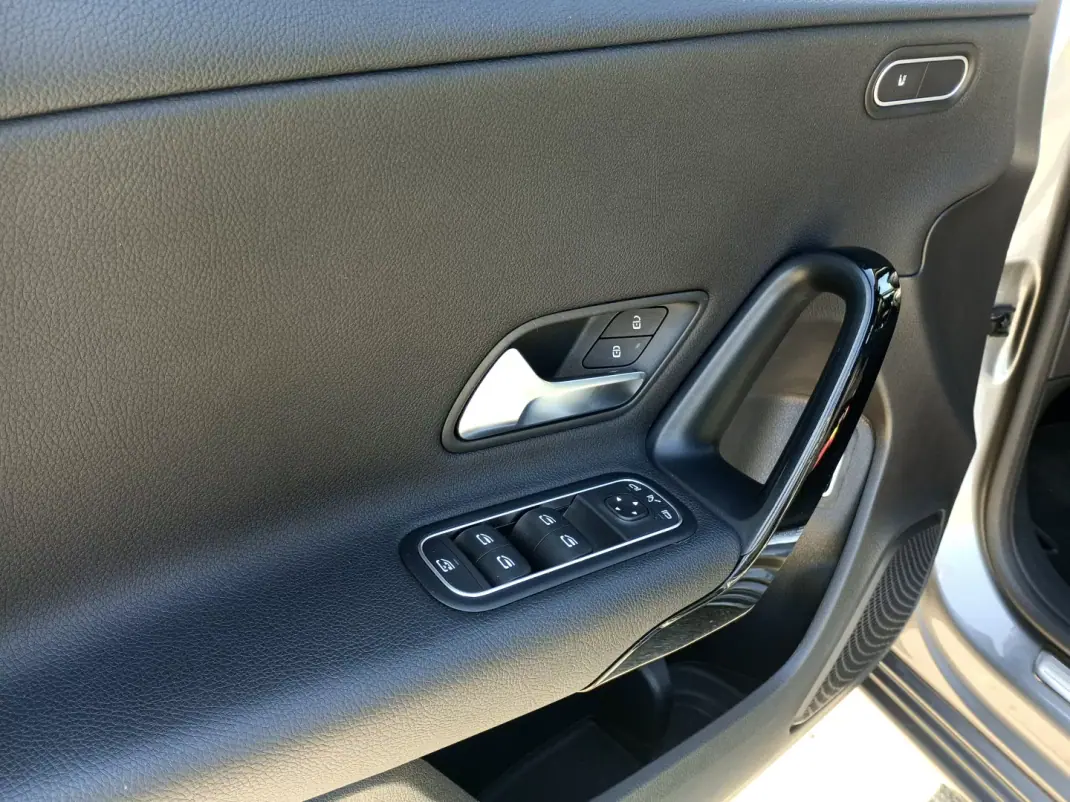 Mercedes-Benz A 180 Limousine 2019 - 23450 EUR, 126183 km - AUTO.MOTO.pt - 126183km - foto 17 de 21