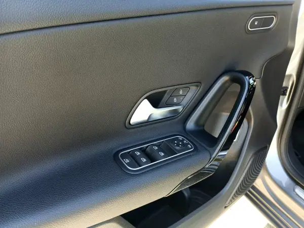 Mercedes-Benz A 180 Limousine 2019 - 23450 EUR, 126183 km - AUTO.MOTO.pt - 126183km - foto 17 de 21