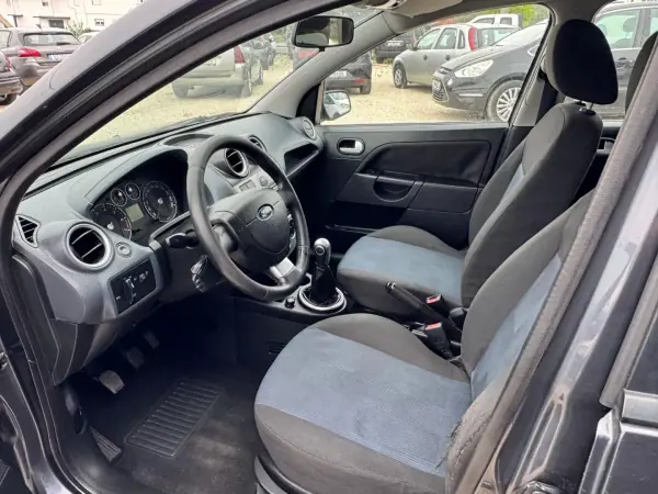 Ford Fiesta 2006 - 2850 EUR, 228695 km - AUTO.MOTO.pt - 228695km - foto 13 de 20