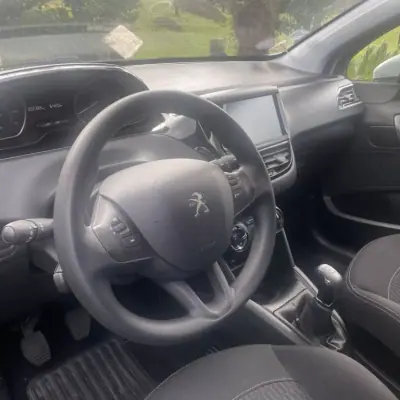 Peugeot 208 2016 - 9990 EUR, 103782 km - AUTO.MOTO.pt - 103782km - foto 11 de 19