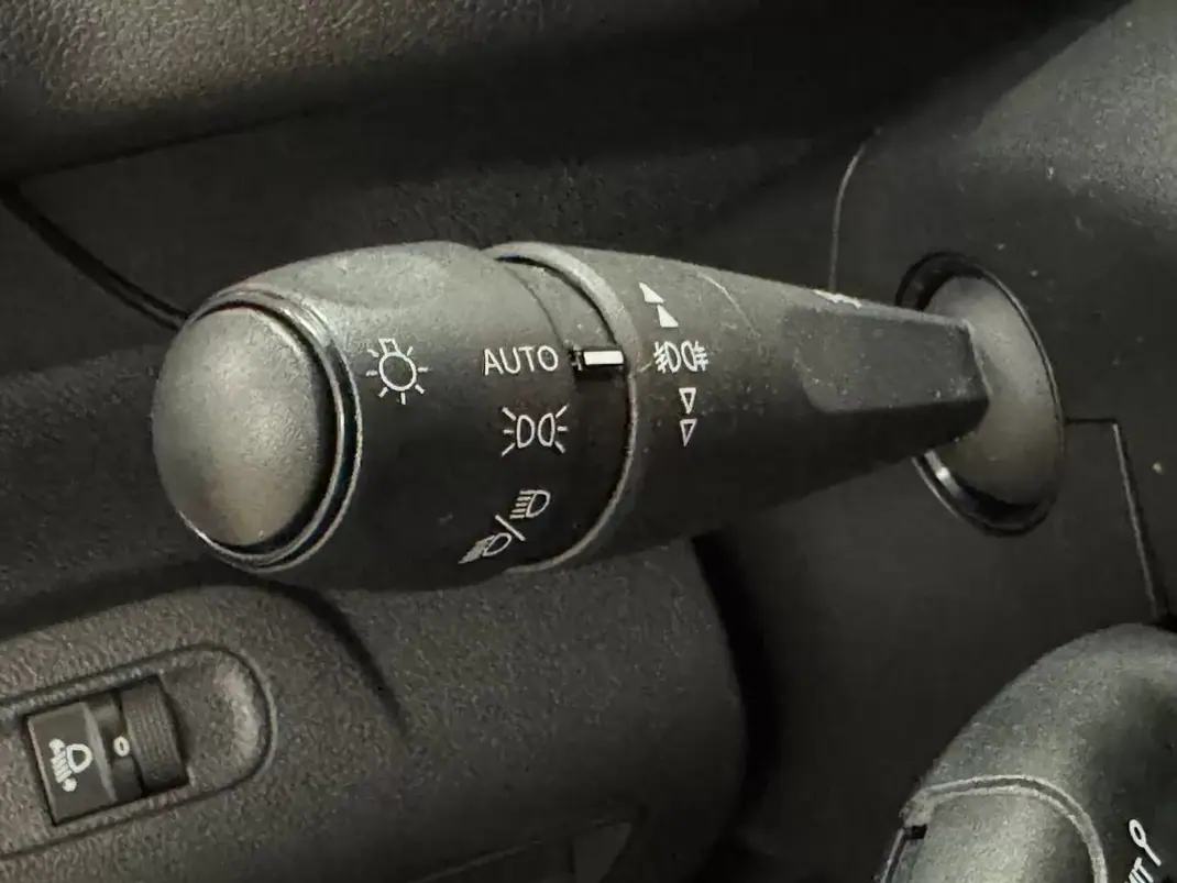 Peugeot Partner 1.6 HDI 100cv 3 Lug 2019 - 13950 EUR, 100000 km - AUTO.MOTO.pt - 100000km - foto 6 de 13