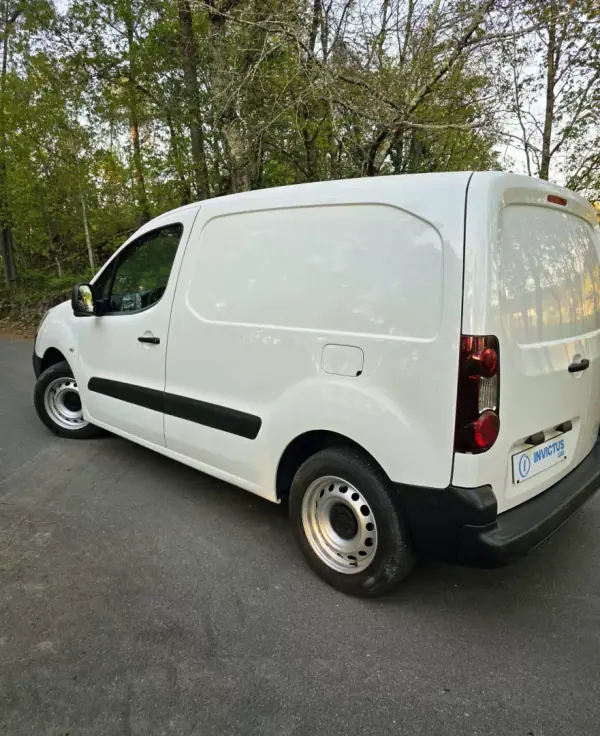 Peugeot Partner 2016 - 9990 EUR, 176000 km - AUTO.MOTO.pt - 176000km - foto 12 de 24