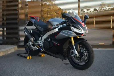 Aprilia RSV 1000 R 2023 - 18750 EUR, 12000 km - AUTO.MOTO.pt - 12000km - foto 4 de 20