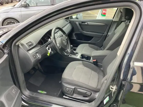 Volkswagen Passat Variant 2014 - 14500 EUR, 144381 km - AUTO.MOTO.pt - 144381km - foto 7 de 15