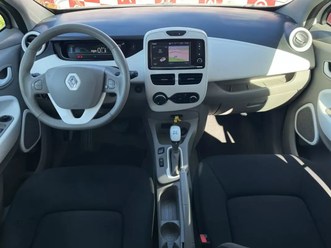 Renault Zoe 2018 - 11490 EUR, 75380 km - AUTO.MOTO.pt - 75380km - foto 6 de 19
