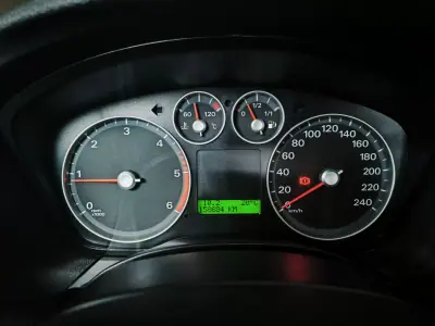 Ford Focus 2007 - 6950 EUR, 158684 km - AUTO.MOTO.pt - 158684km - foto 7 de 36