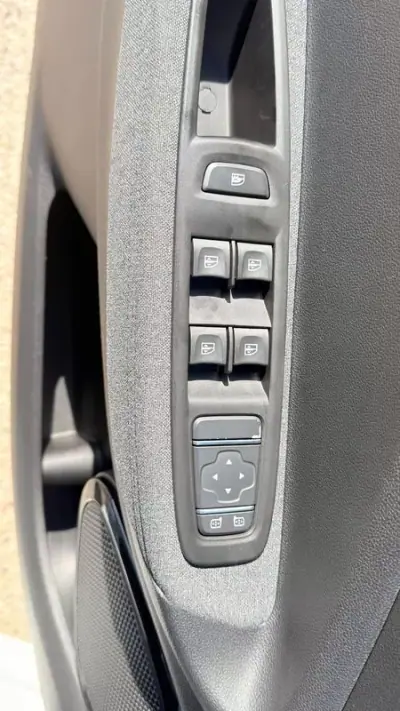 Renault Zoe 2021 - 15600 EUR, 59741 km - 59741km - foto 8 de 21