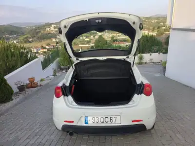 Alfa Romeo Giulietta 2015 - 13500 EUR, 148000 km - AUTO.MOTO.pt - 148000km - foto 28 de 49