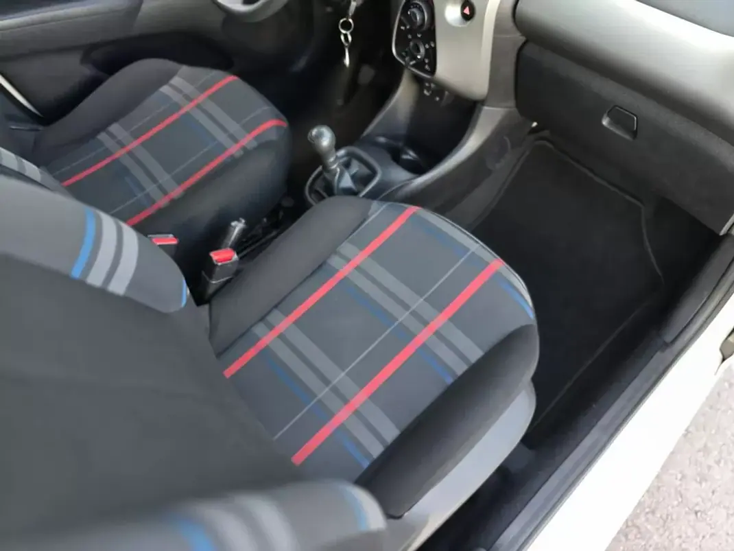 Peugeot 108 2014 - 6750 EUR, 58030 km - AUTO.MOTO.pt - 58030km - foto 20 de 28