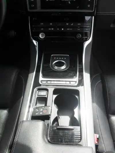 Jaguar XE 2017 - 25950 EUR, 59977 km - AUTO.MOTO.pt - 59977km - foto 15 de 35