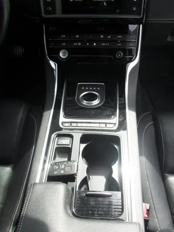Jaguar XE 2017 - 25950 EUR, 59977 km - AUTO.MOTO.pt - 59977km - foto 15 de 35