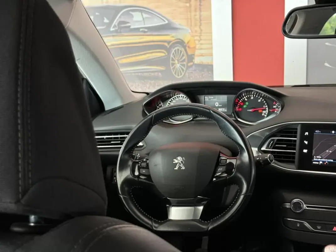 Peugeot 308 2019 - 17990 EUR, 63734 km - AUTO.MOTO.pt - 63734km - foto 17 de 18