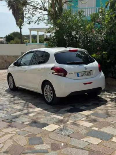 Peugeot 208 2013 - 14990 EUR, 103386 km - AUTO.MOTO.pt - 103386km - foto 6 de 10