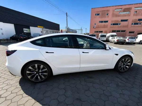 Tesla Model 3 2024 - 29900 EUR, 36500 km - AUTO.MOTO.pt - 36500km - foto 4 de 14