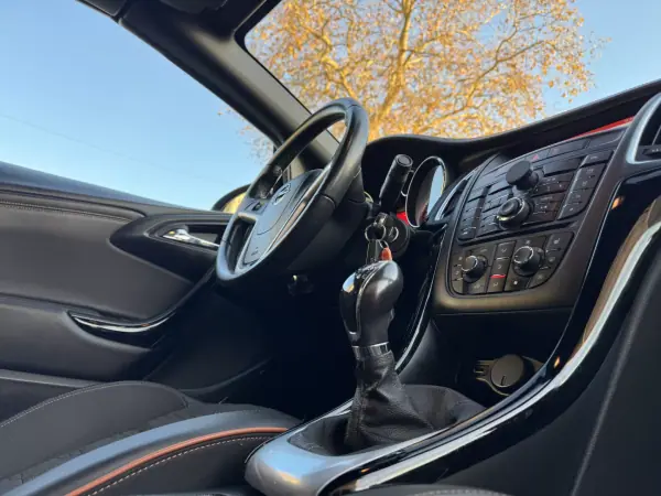 Opel Cascada 2018 - 16900 EUR, 128000 km - AUTO.MOTO.pt - 128000km - foto 36 de 43