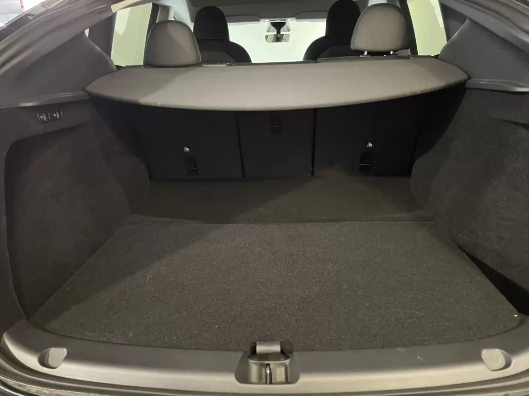 Tesla Model Y 2024 - 38500 EUR, 68000 km - AUTO.MOTO.pt - 68000km - foto 43 de 43