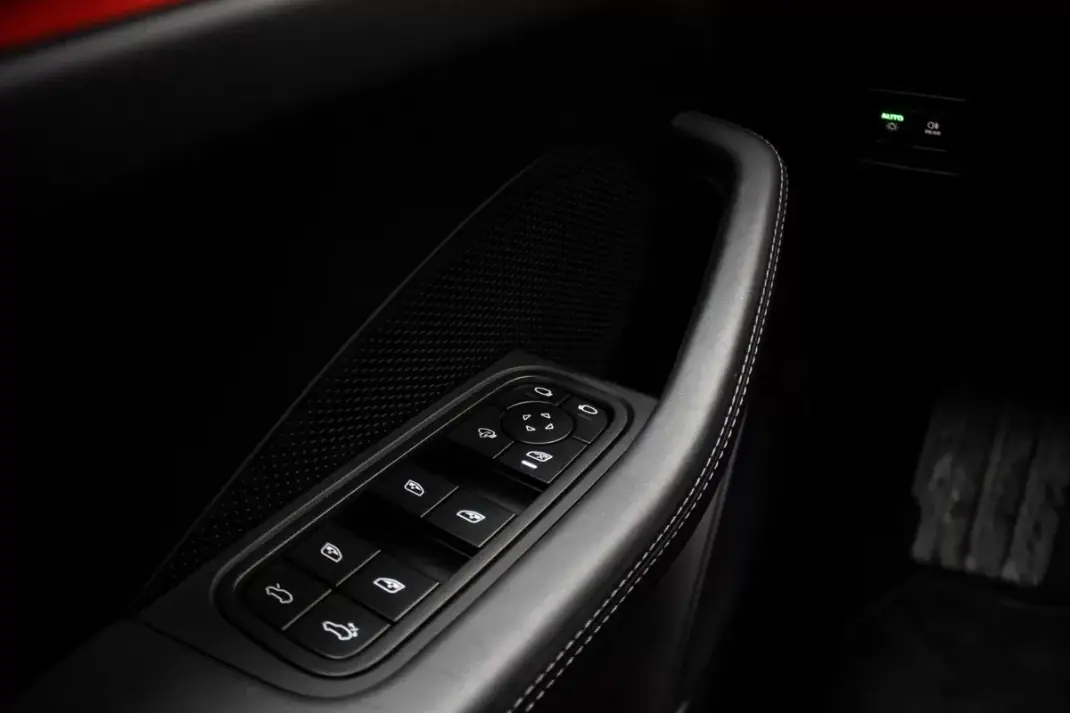 Porsche Macan 2025 - 83990 EUR, 15400 km - AUTO.MOTO.pt - 15400km - foto 22 de 49