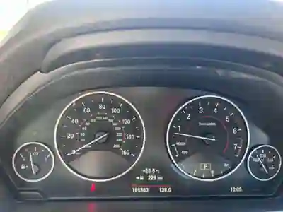 BMW 330 2015 - 17000 EUR, 185000 km - AUTO.MOTO.pt - 185000km - foto 10 de 13