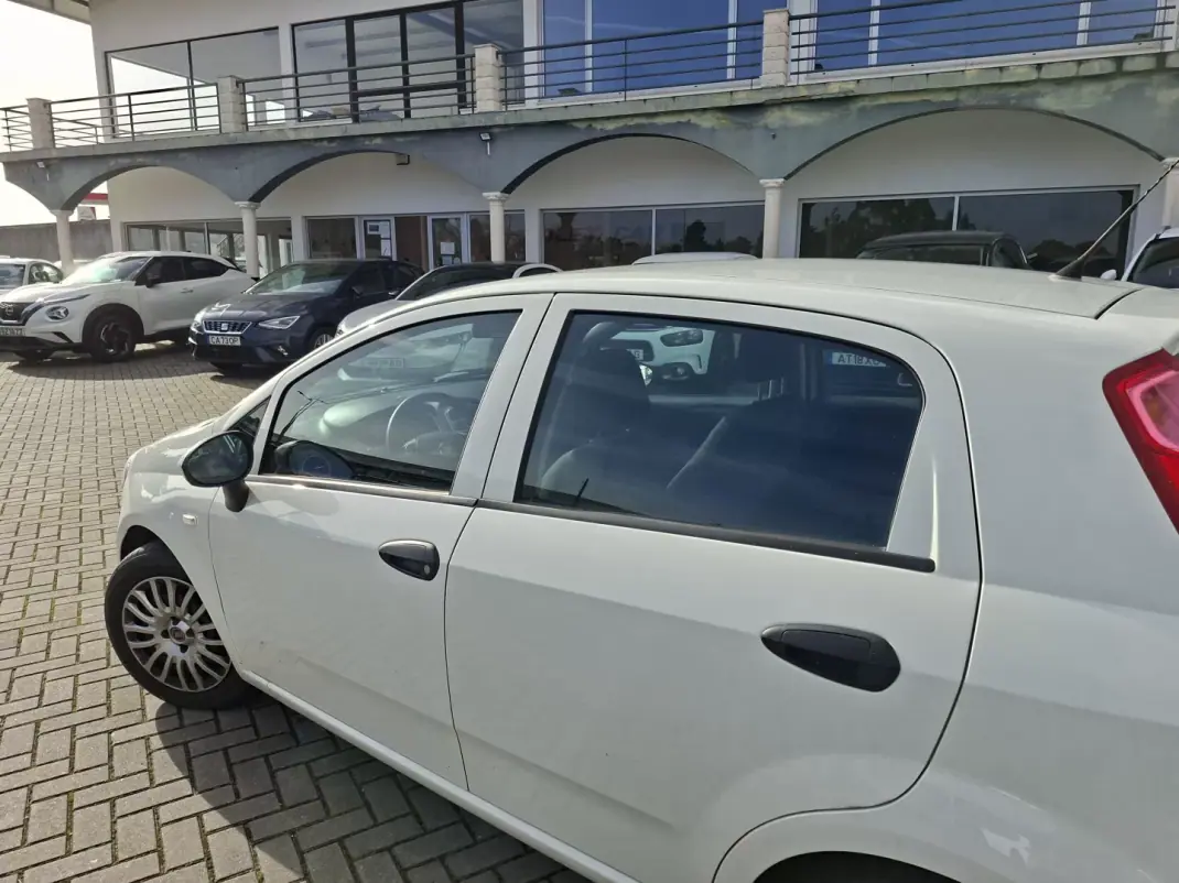 Fiat Punto 2017 - 8750 EUR, 114752 km - AUTO.MOTO.pt - 114752km - foto 10 de 26