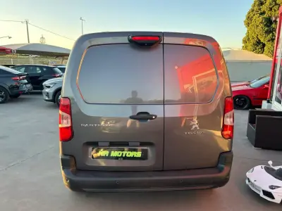 Peugeot PARTNER GIRAFON 2020 - 12990 EUR, 80000 km - AUTO.MOTO.pt - 80000km - foto 8 de 16