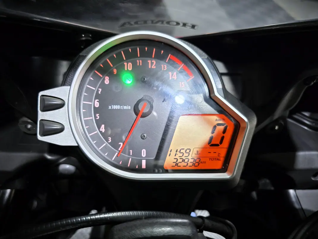 Honda CBR 1000RR 2008 - 8950 EUR, 32000 km - AUTO.MOTO.pt - 32000km - foto 10 de 15