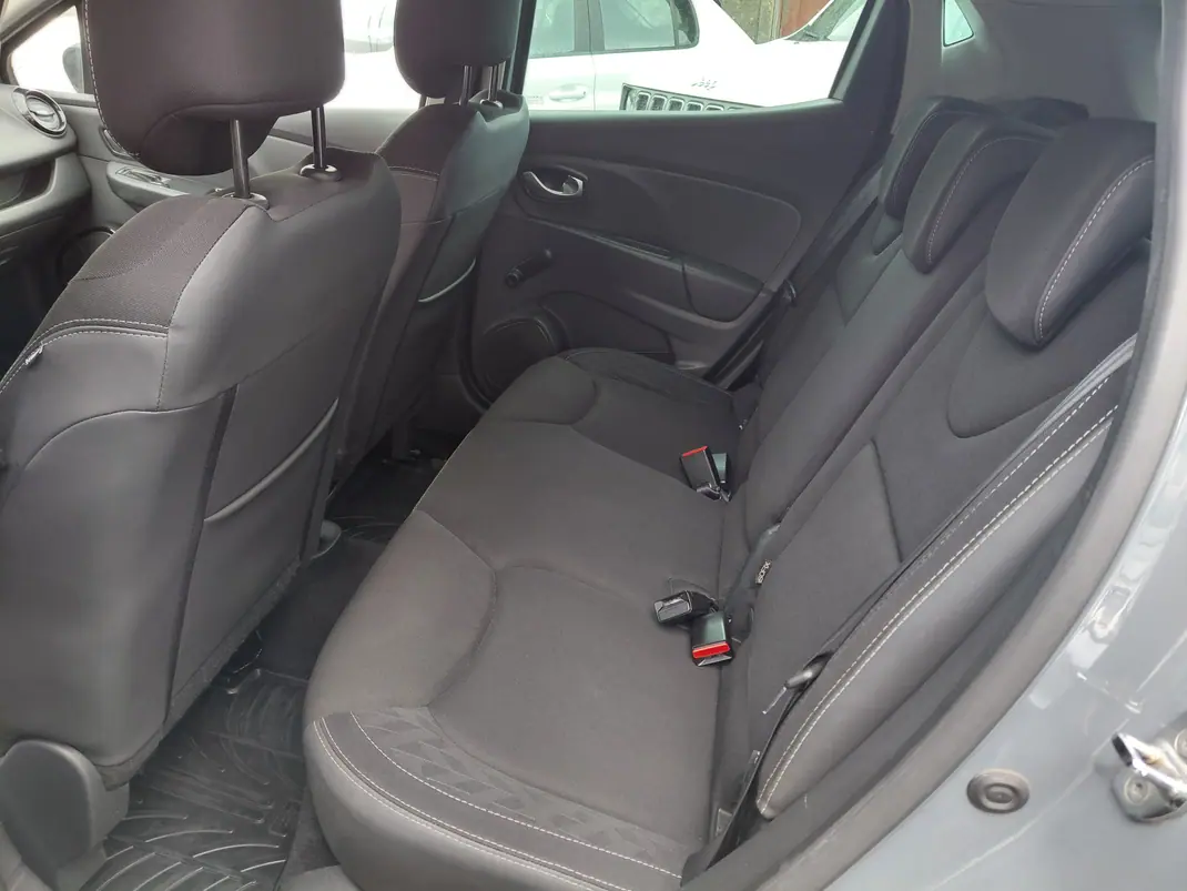 Renault Clio 2019 - 12250 EUR, 138353 km - AUTO.MOTO.pt - 138353km - foto 8 de 13