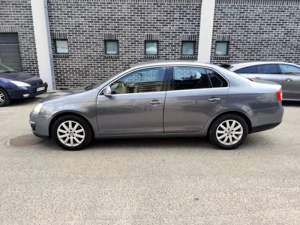 Volkswagen Jetta 2006 - 6500 EUR, 192000 km - AUTO.MOTO.pt - 192000km - foto 5 de 25