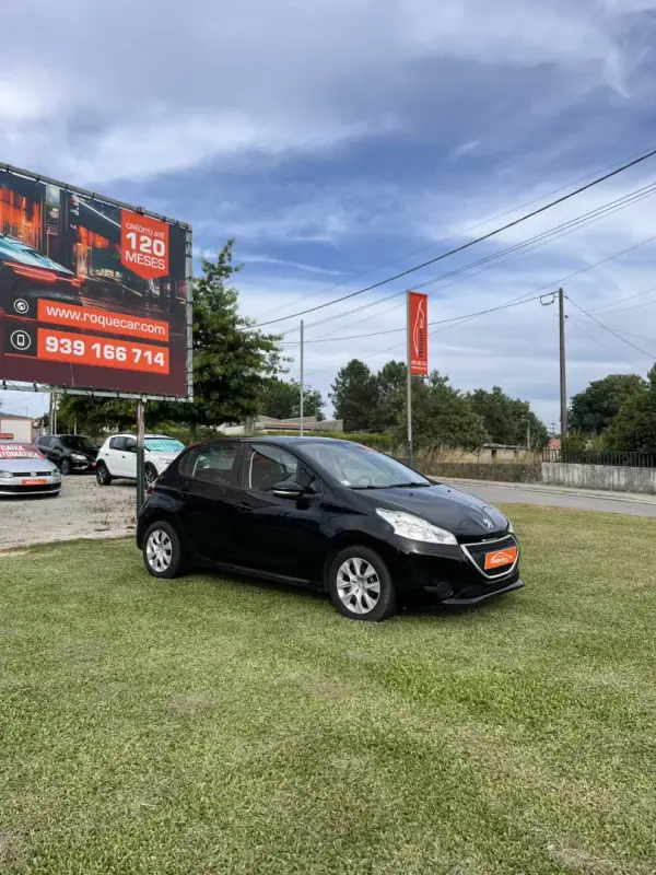 Peugeot 208 2014 - 6800 EUR, 148800 km - AUTO.MOTO.pt - 148800km - foto 7 de 12