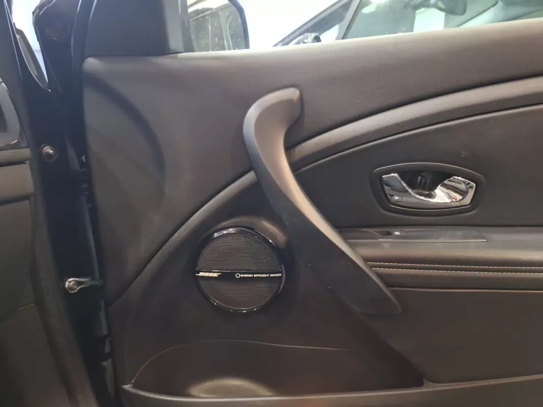 Renault Mégane Coupe 2013 - 9900 EUR, 177543 km - AUTO.MOTO.pt - 177543km - foto 9 de 17