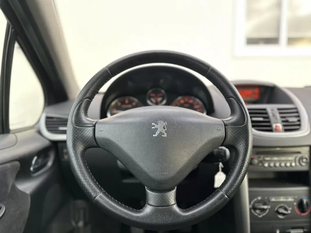 Peugeot 207 2007 - 5990 EUR, 181000 km - AUTO.MOTO.pt - 181000km - foto 21 de 26