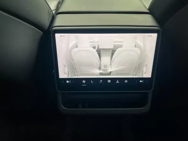 Tesla Model 3 2023 - 36900 EUR, 116000 km - AUTO.MOTO.pt - 116000km - foto 16 de 20