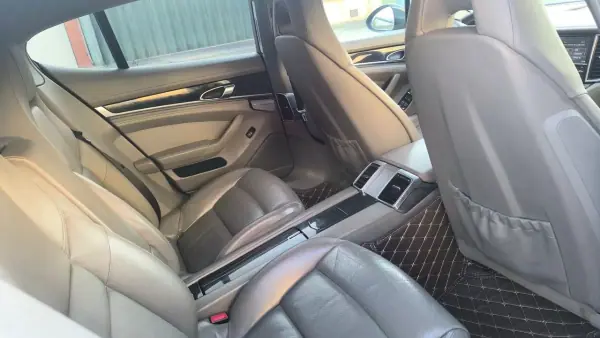 Porsche Panamera 2011 - 29900 EUR, 190000 km - AUTO.MOTO.pt - 190000km - foto 9 de 15