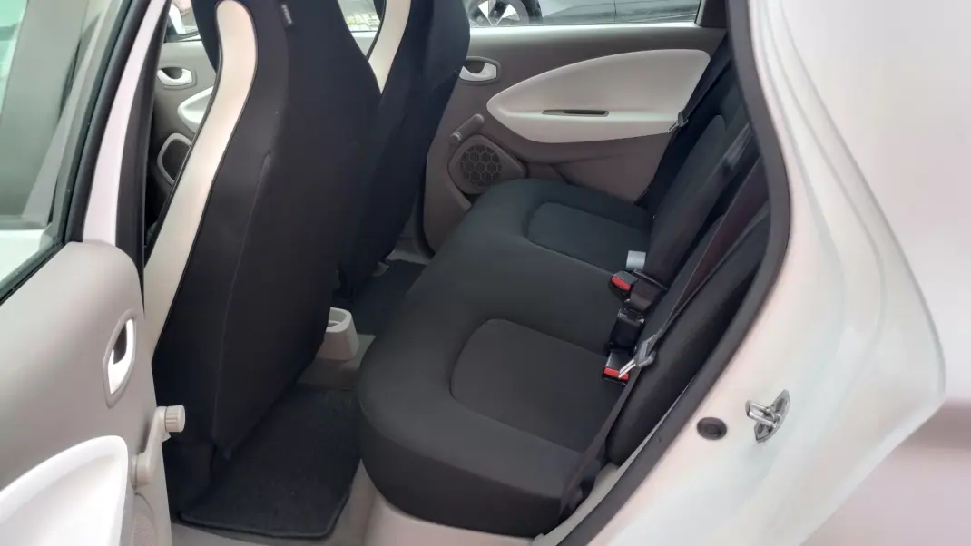 Renault Zoe 2019 - 12500 EUR, 70000 km - AUTO.MOTO.pt - 70000km - foto 13 de 28