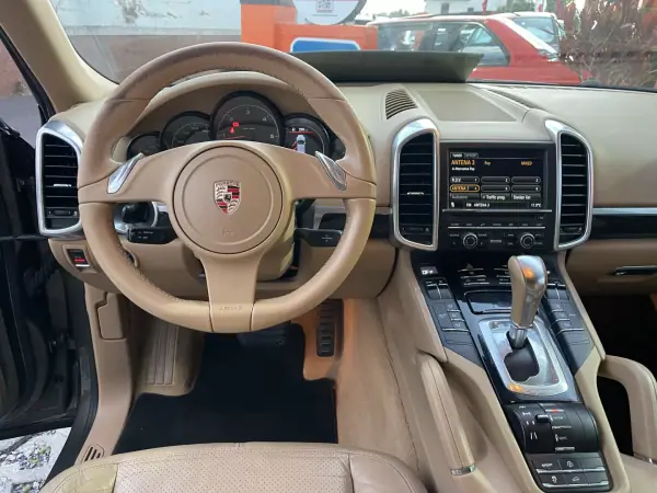 Porsche Cayenne 2011 - 25950 EUR, 237203 km - AUTO.MOTO.pt - 237203km - foto 10 de 12