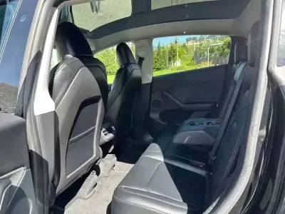 Tesla Model Y 2022 - 39999 EUR, 101000 km - AUTO.MOTO.pt - 101000km - foto 17 de 23