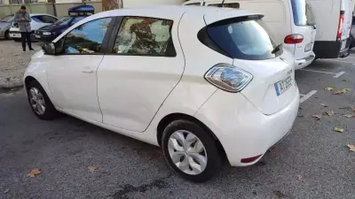 Renault Zoe 2019 - 9499 EUR, 120000 km - AUTO.MOTO.pt - 120000km - foto 4 de 6