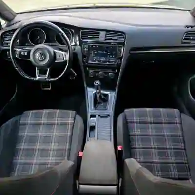 Volkswagen Golf 2015 - 18990 EUR, 105640 km - AUTO.MOTO.pt - 105640km - foto 11 de 15