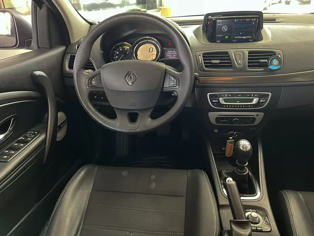 Renault Mégane Sport Tourer 2018 - 6900 EUR, 227985 km - AUTO.MOTO.pt - 227985km - foto 9 de 13