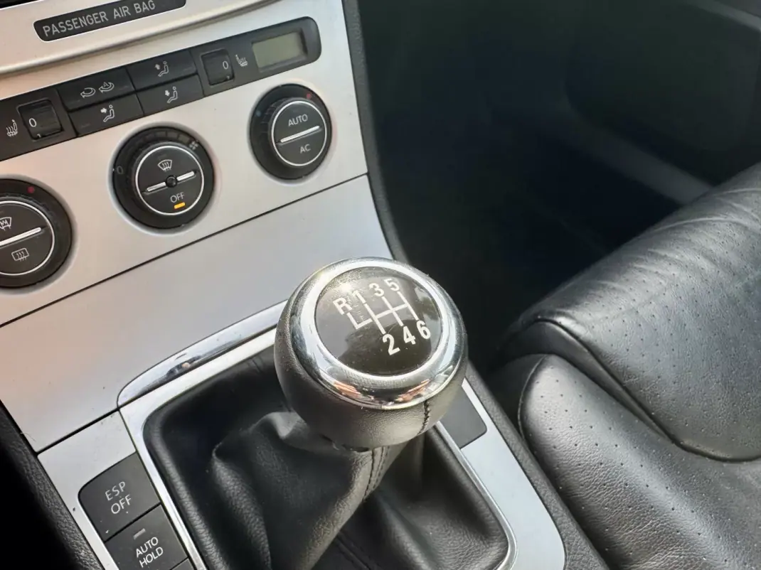 Volkswagen Passat Variant 2007 - 6950 EUR, 240000 km - AUTO.MOTO.pt - 240000km - foto 16 de 24