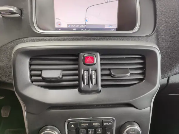 Volvo V40 Cross Country 2014 - 8150 EUR, 211000 km - AUTO.MOTO.pt - 211000km - foto 29 de 35